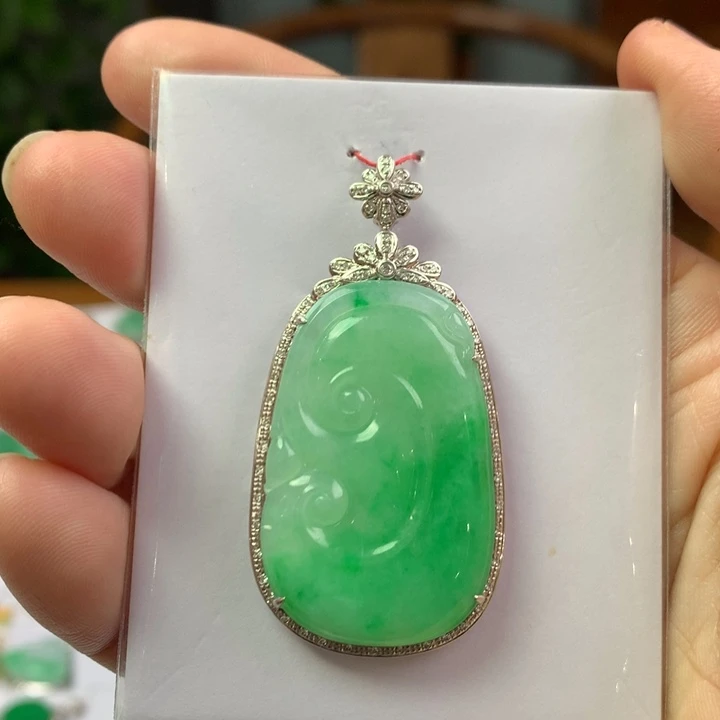 翡翠18K金镶嵌颈饰翡翠吊坠
