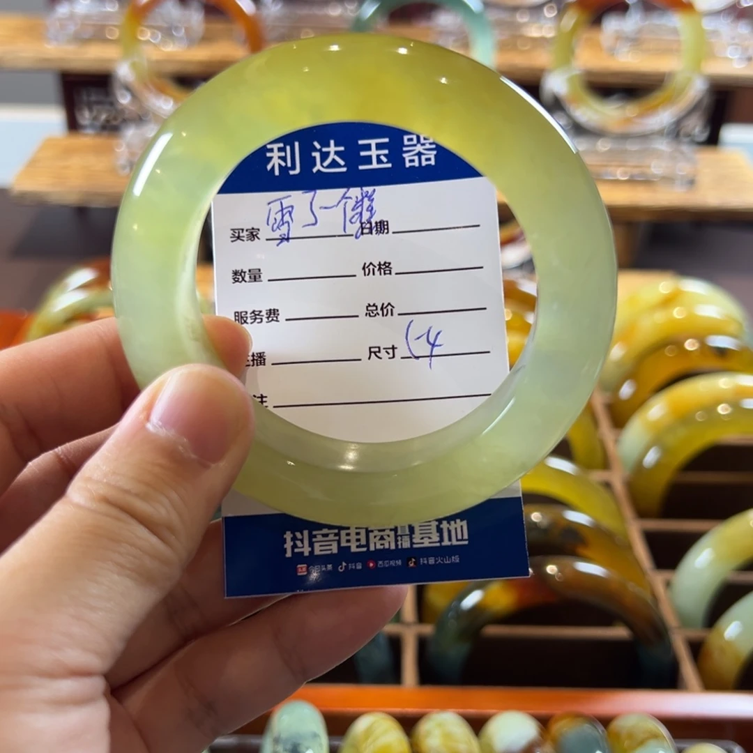 ****糕蛇纹石玉未镶嵌手镯