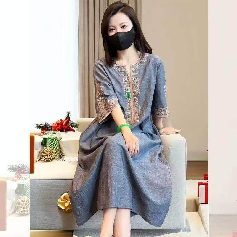新中式刺绣V领连衣裙女2025夏季新款宽松显瘦休闲气质长裙子A360