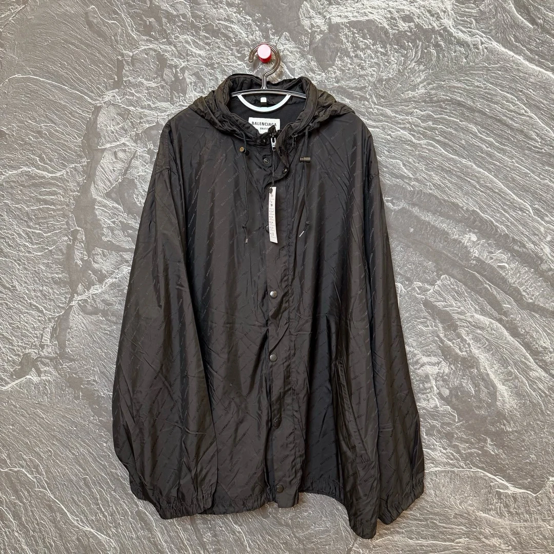 99新 Balenciaga/巴黎世家 满印黑色冲锋衣/尺码L/成色99/10660