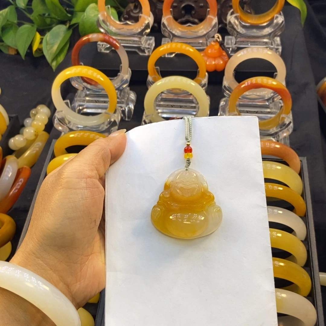 是***贝石英质玉（黄龙玉）未镶嵌颈饰阳阳