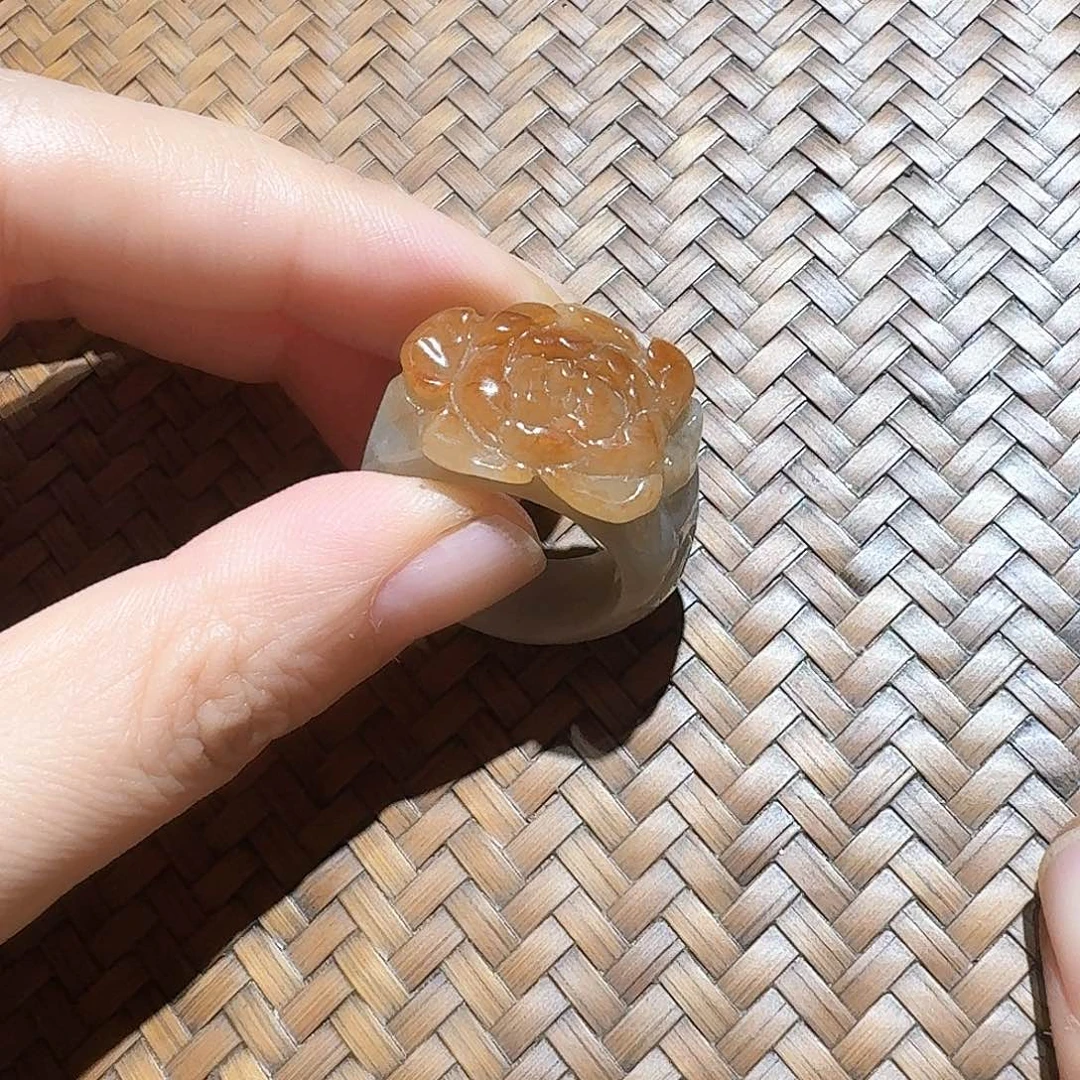 未镶嵌戒指翡翠个性十足