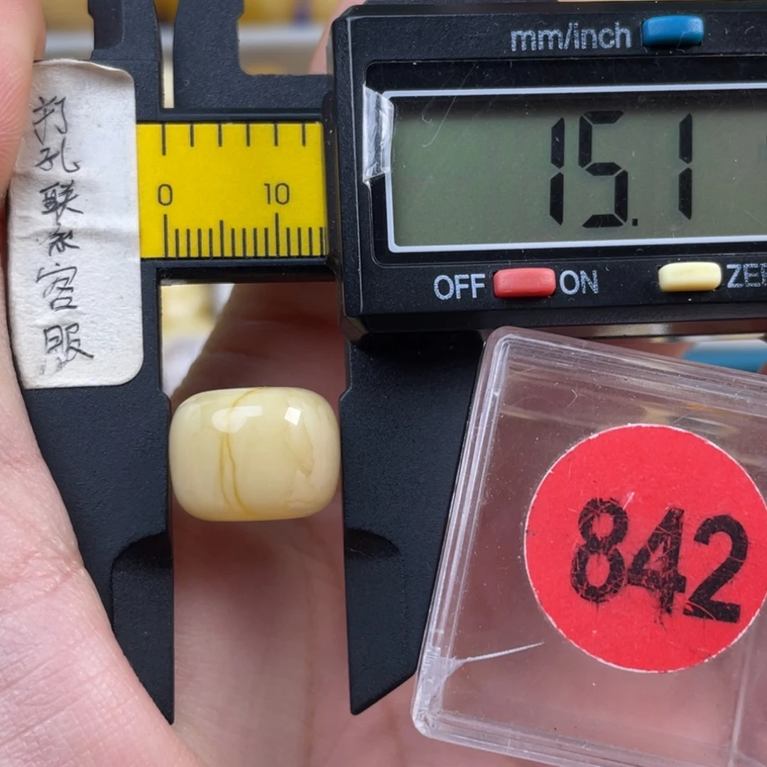 蜜蜡未镶嵌珠宝奇石