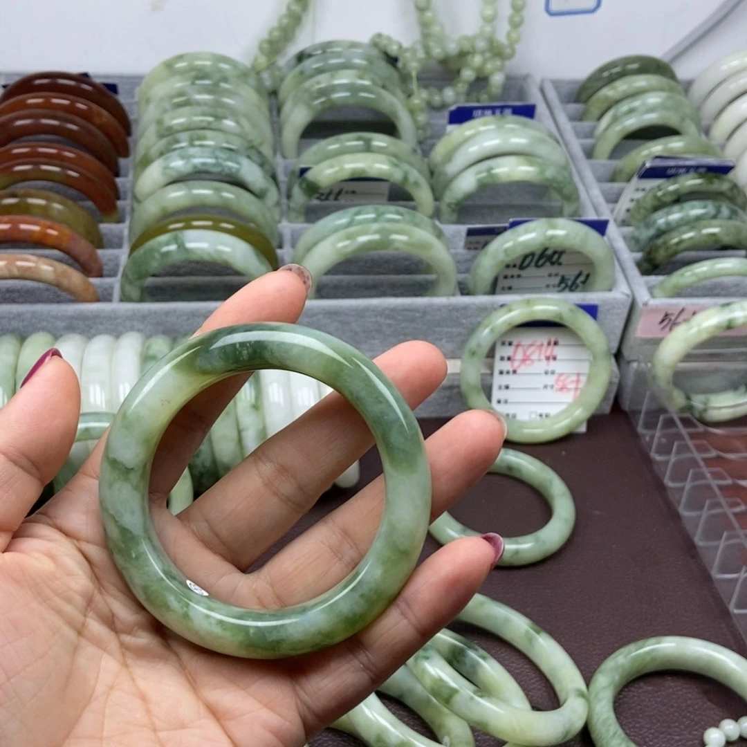 起***畅蛇纹石玉未镶嵌手镯