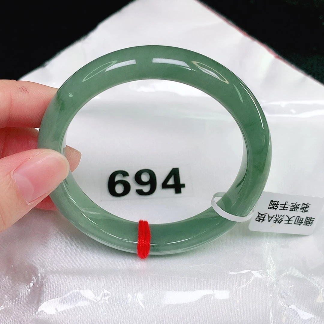 翡翠手镯未镶嵌翡翠手镯未镶嵌