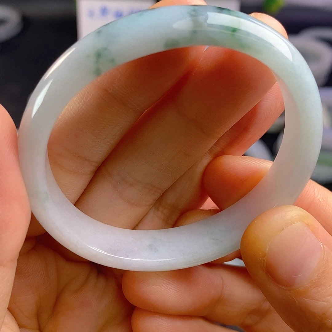 翡翠手镯未镶嵌翡翠