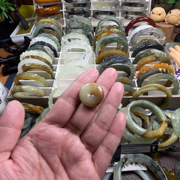 未镶嵌蛇纹石玉颈饰