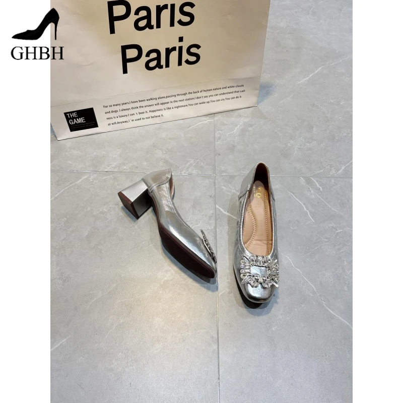 高跟单鞋女2025新款夏季软底豆豆鞋法式银色水钻方扣粗中跟小皮鞋