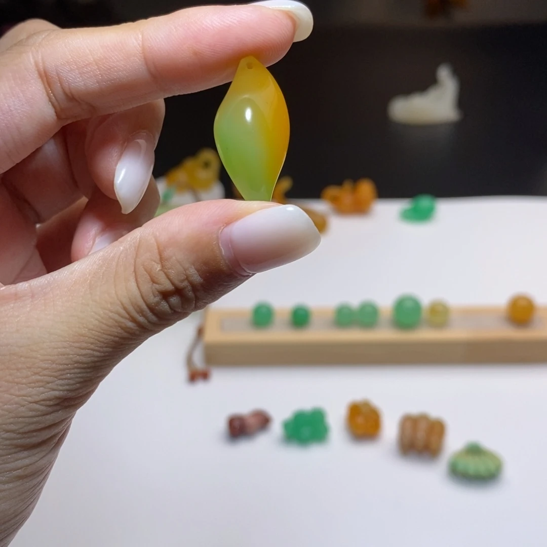E***D未镶嵌石英质玉（缅黄）珠宝奇石随形
