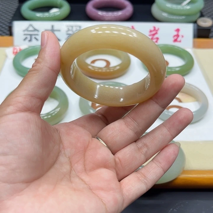 石英质玉手镯未镶嵌紫**?