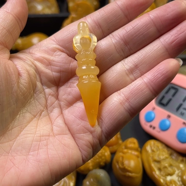 石英质玉吊坠(不含链)未镶嵌农***人