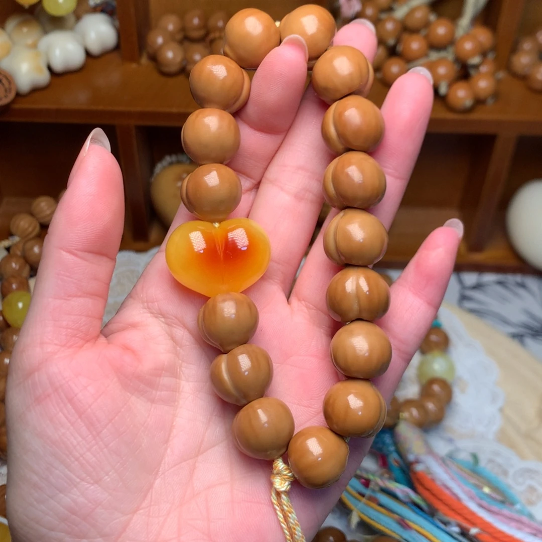 猴头核桃吊坠新款屁桃手持爱心