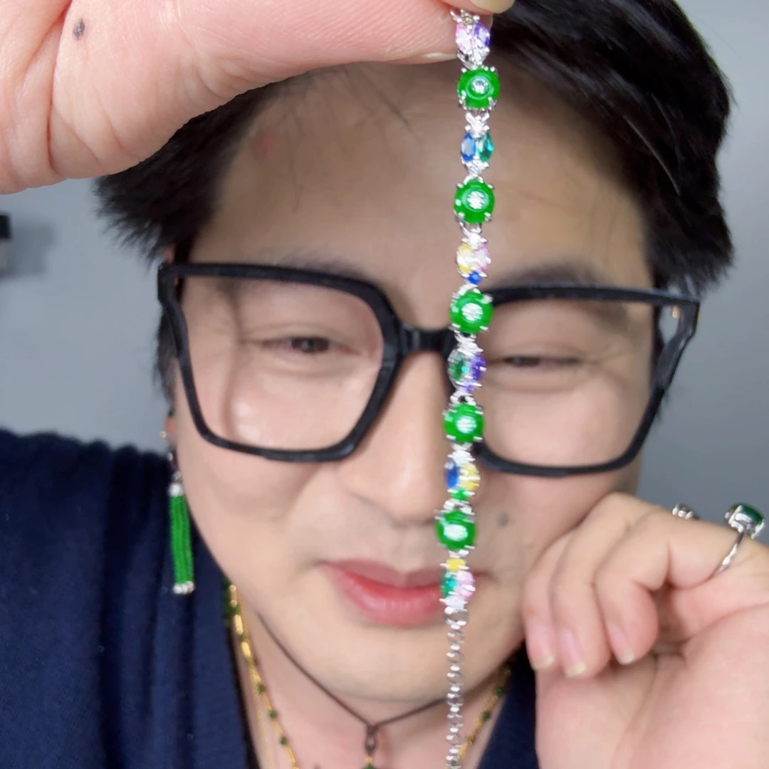 翡翠未镶嵌颈饰一件