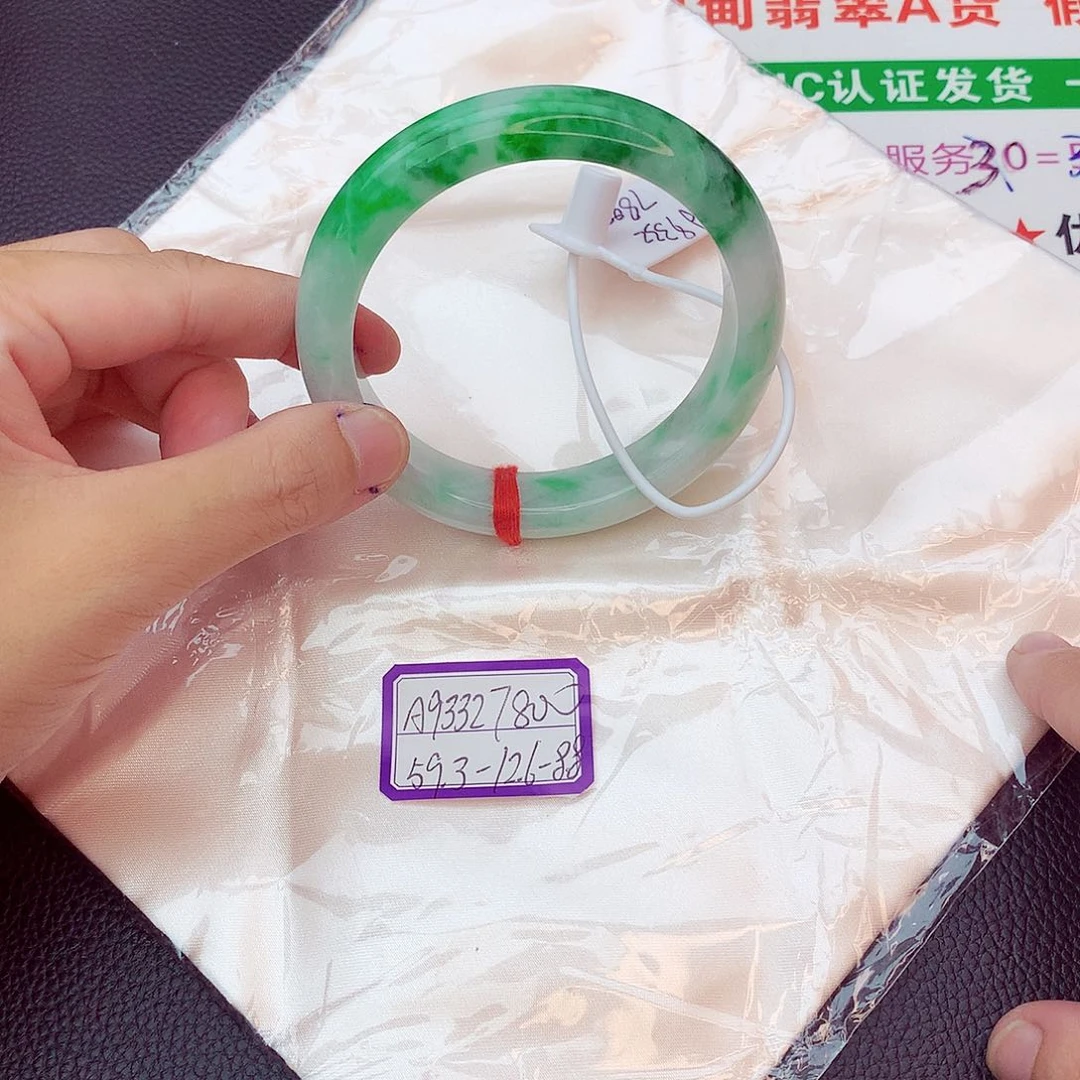 翡翠手镯未镶嵌我