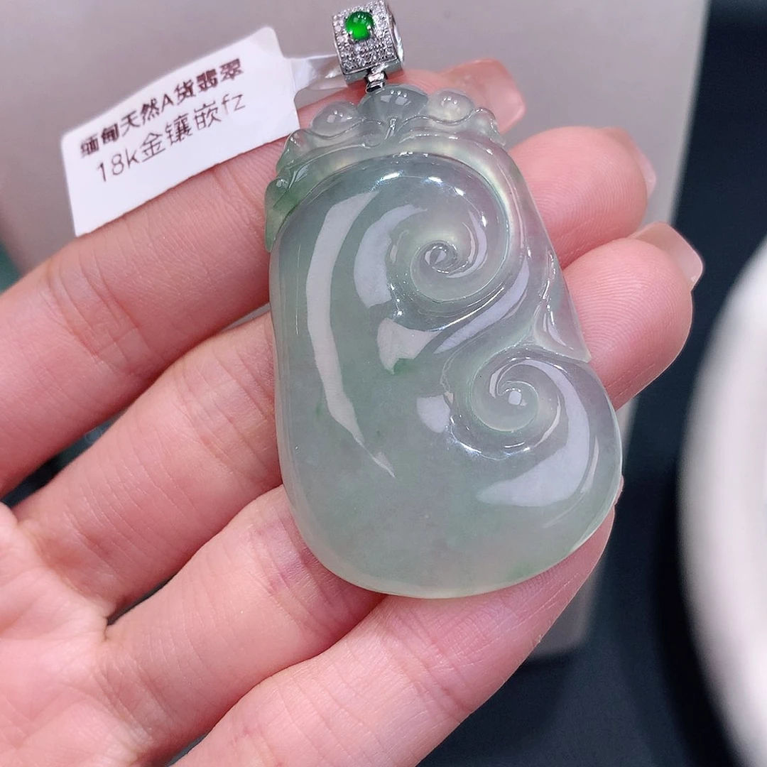颈饰18K金镶嵌翡翠正冰起胶甜绿大如意