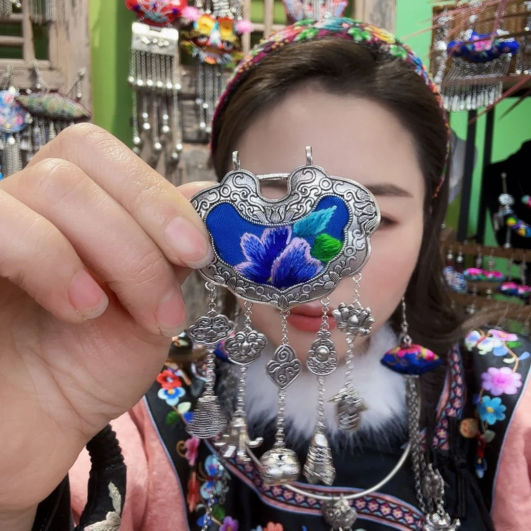 刺绣耳环。