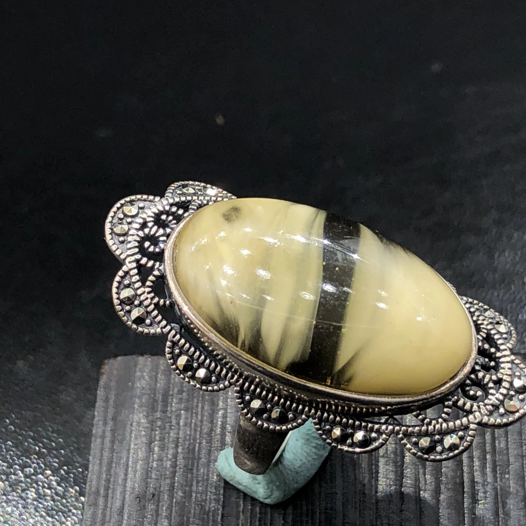 原生态意境妖花琥珀戒指。