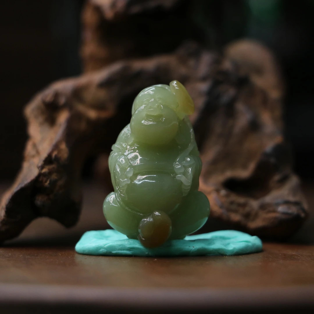 22和田玉若羌青黄口佛公挂件/168975保利山东拍卖