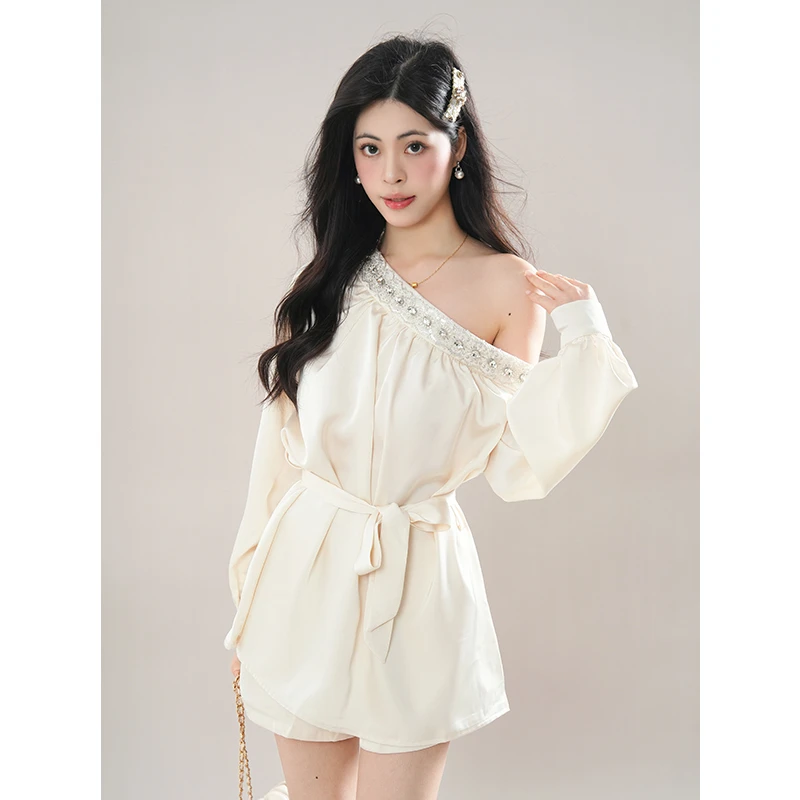 珍妮小姐镶钻重工气质斜肩缎面收腰显瘦气质上衣+短裤套装