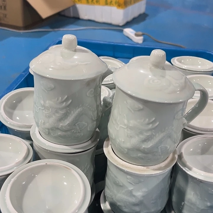 瓷片青瓷龙凤杯两个，微瑕包邮