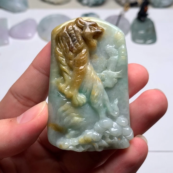 翡翠未镶嵌颈饰虎11
