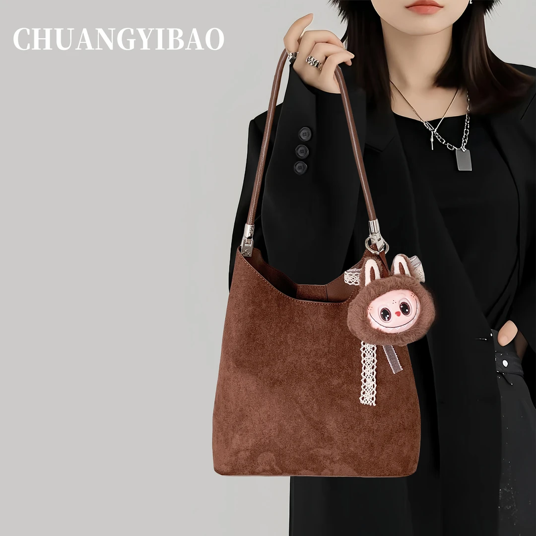 韩版麂皮绒水桶包包女2025新款潮复古小众腋下包百搭大容量单肩包