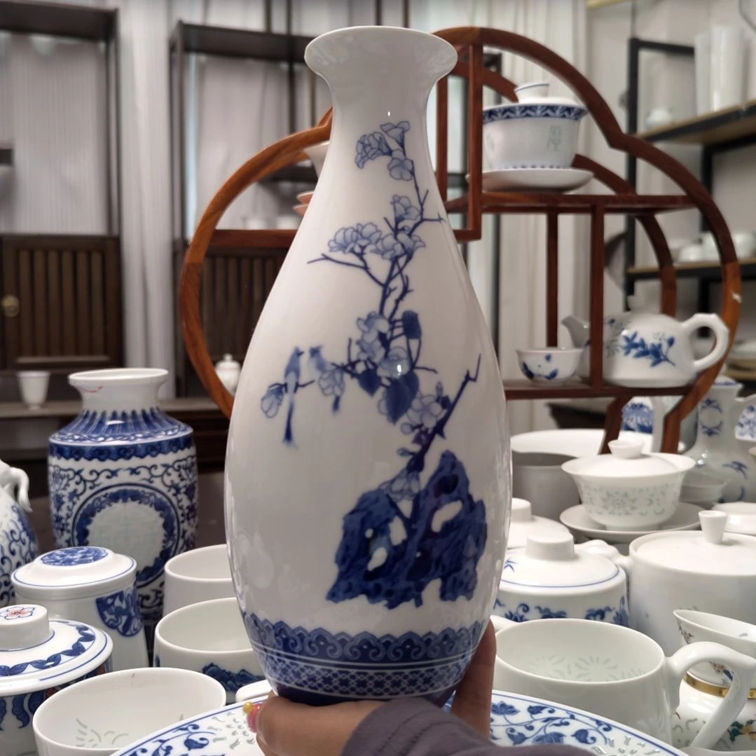 陶瓷青花玉兰瓶一个