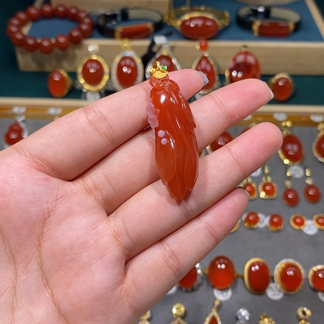 颈饰18K金镶嵌南红玛瑙