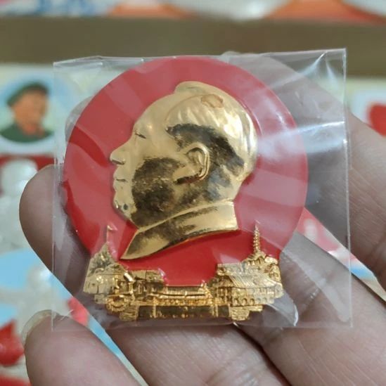 ～***～其他普通金属圆形红色人物像章