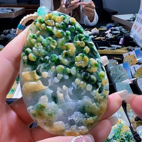 翡翠未镶嵌颈饰一个