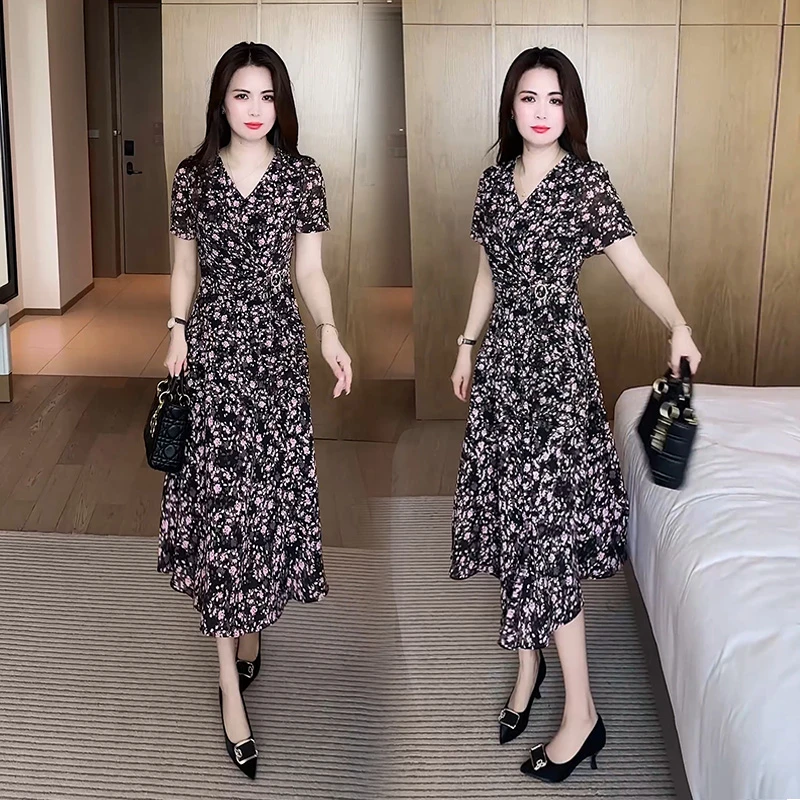 超好看碎花连衣裙女2025夏季新款V领气质收腰显瘦中长款别致裙子