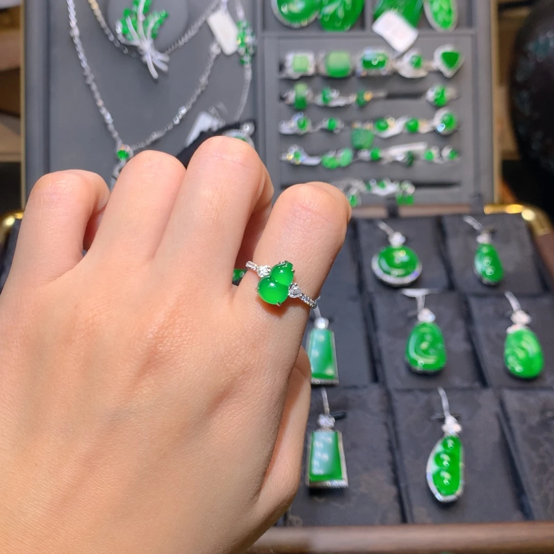 18K金镶嵌戒指翡翠葫芦戒指