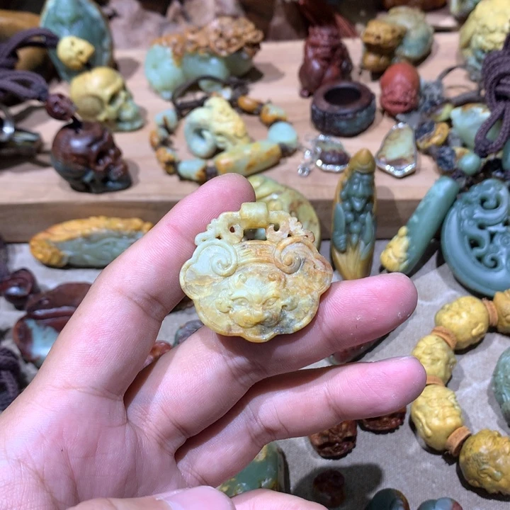 未镶嵌岫岩河磨玉（透闪石质玉）挂件