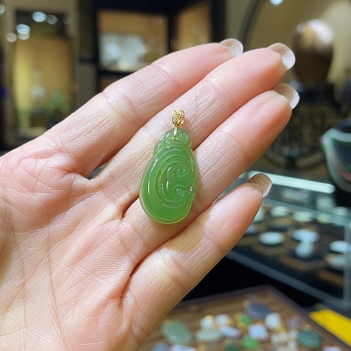 和田玉18K金镶嵌颈饰如意