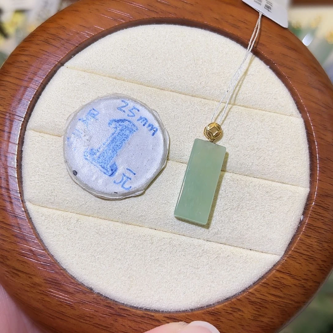 翡翠18K金镶嵌颈饰无事牌