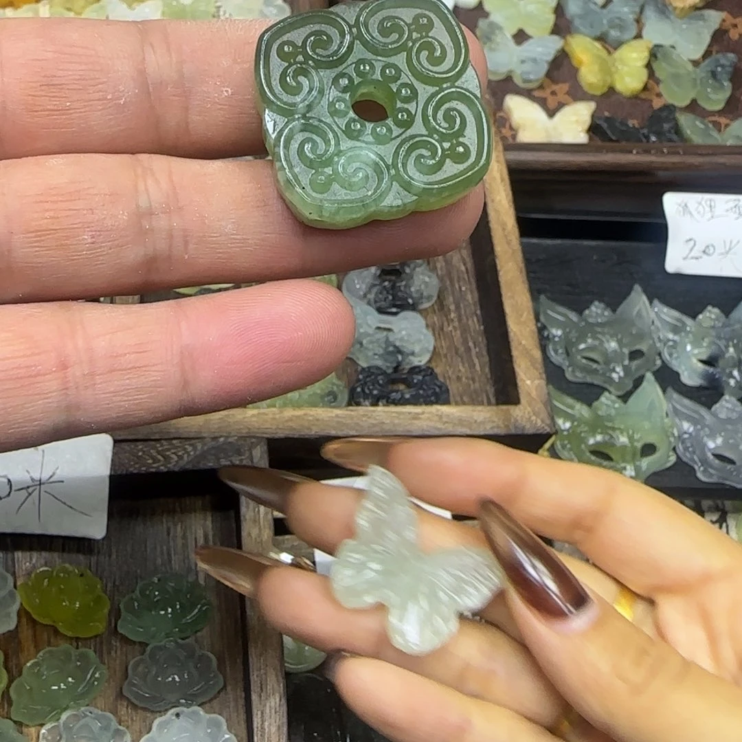 蛇纹石玉合金挂件岫玉天然颈饰