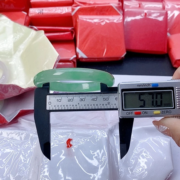 翡翠手镯未镶嵌31。    