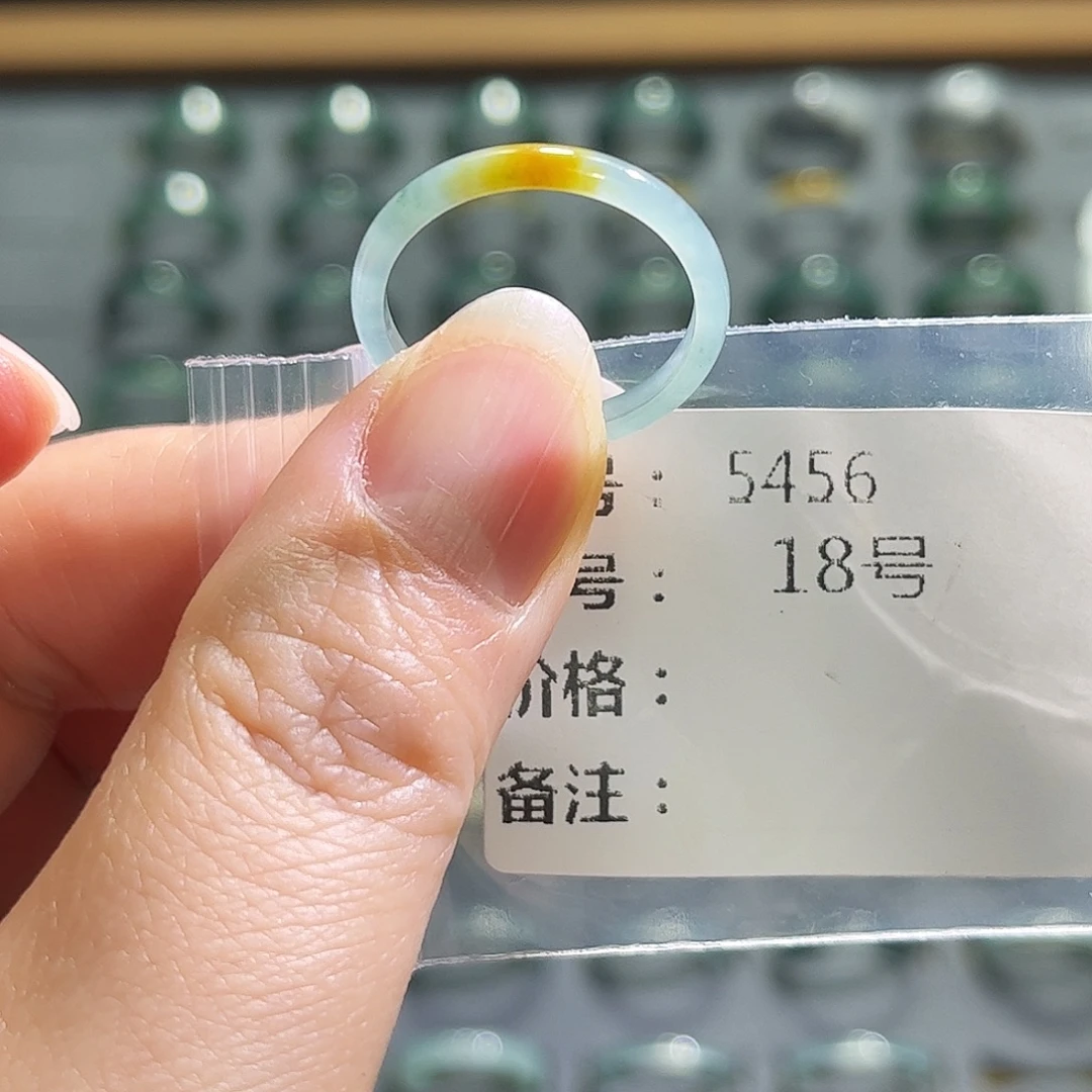 翡翠未镶嵌戒指5456。
