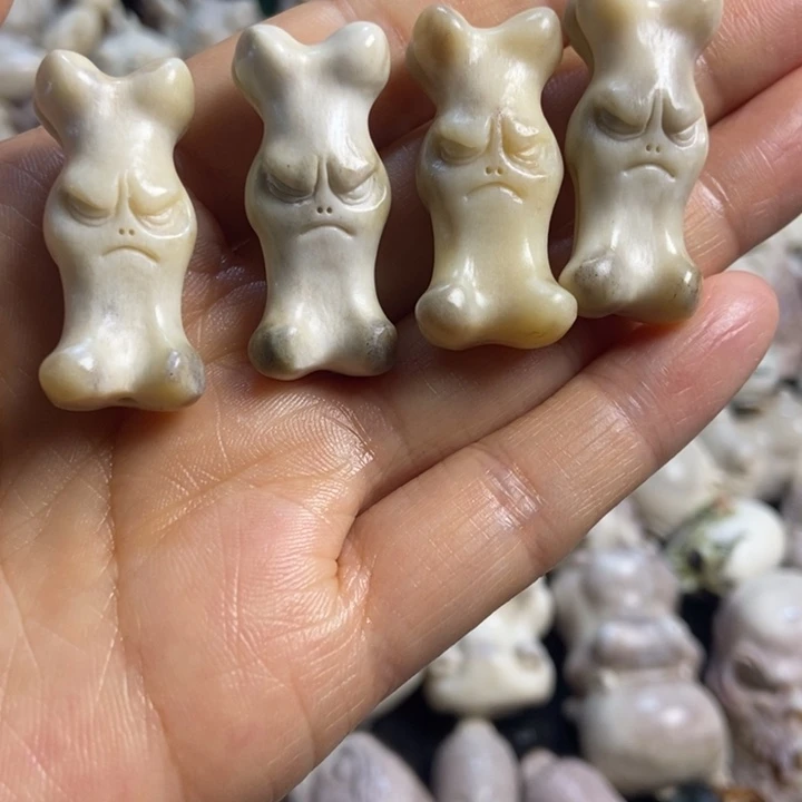 配饰鹿角雕刻一个出