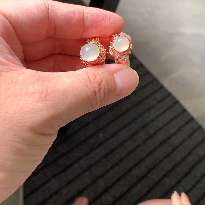 翡翠未镶嵌颈饰两个蛋面
