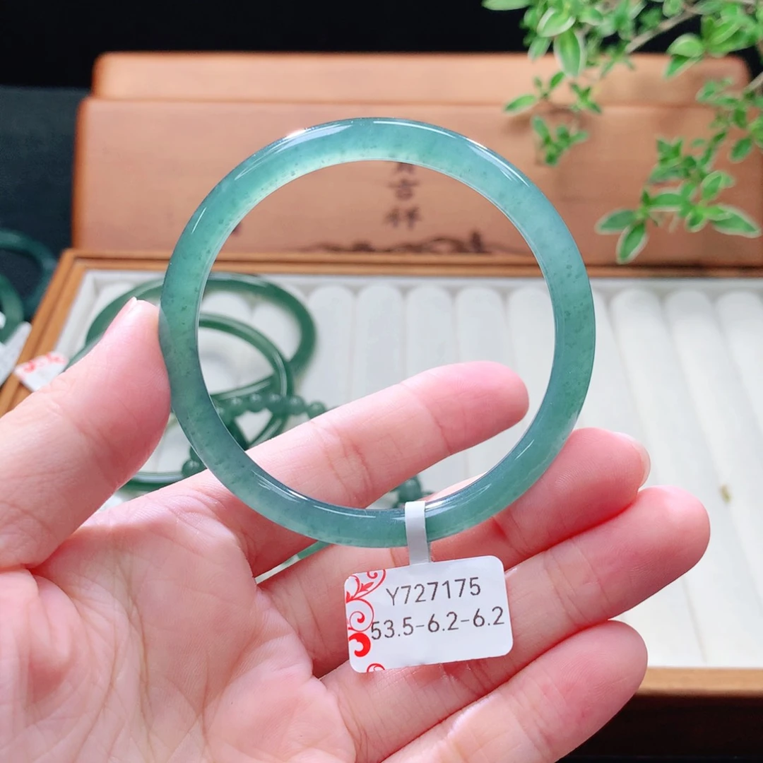 未镶嵌手镯（圆镯）翡翠