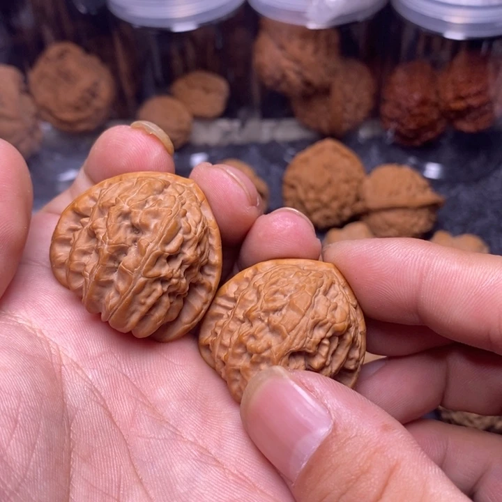 文玩核桃吊坠37三角白狮子