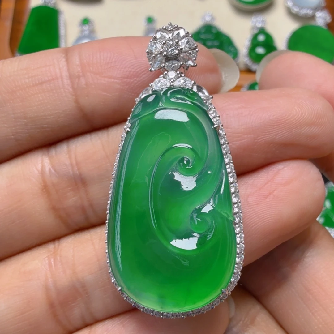 翡翠18K金镶嵌颈饰吊坠