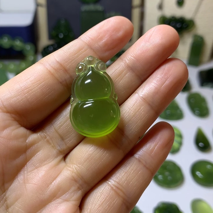 岫玉未镶嵌颈饰吊坠