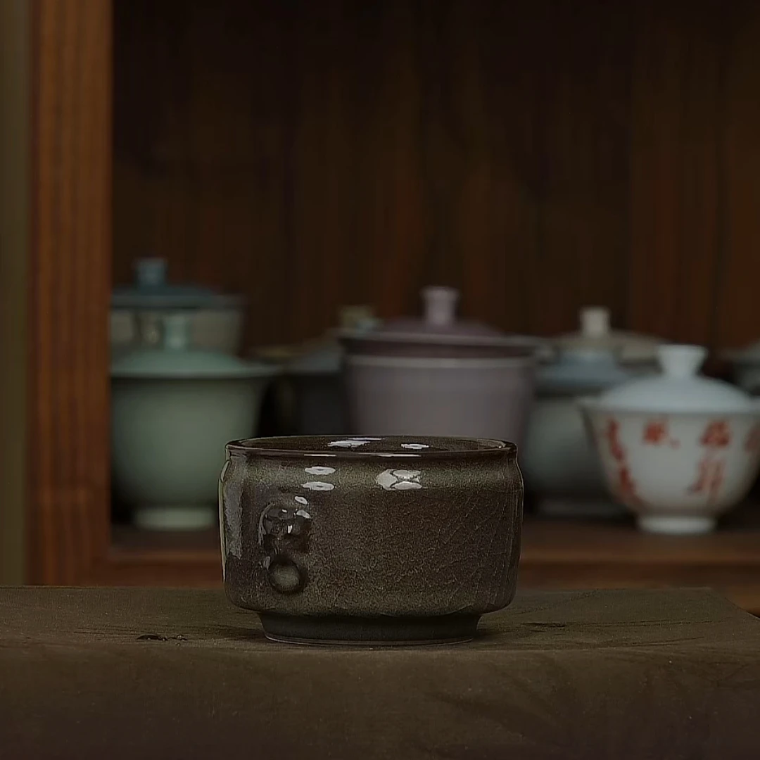 特殊款浮雕直壁杯窑变咖色陈卫武龙泉青瓷主人杯