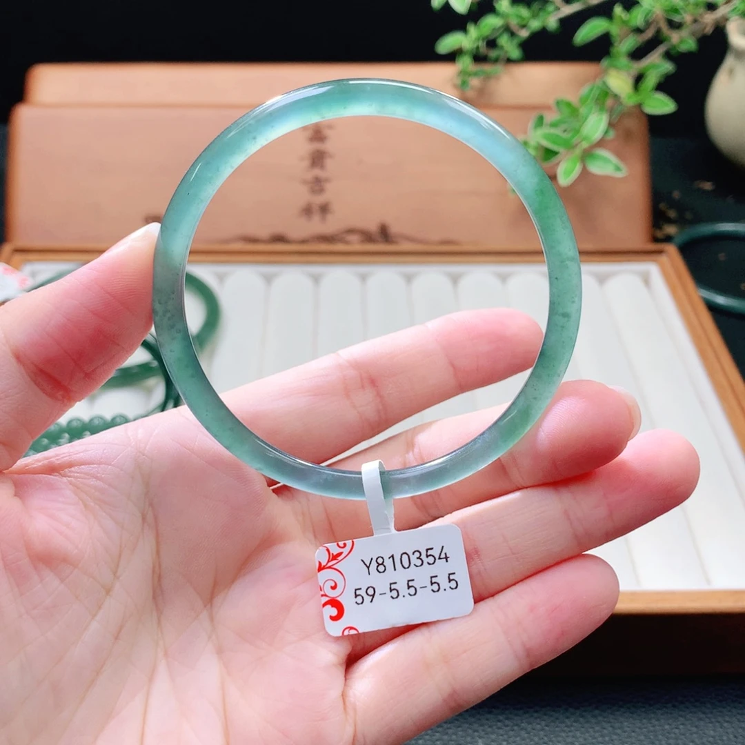 翡翠未镶嵌手镯（圆镯）