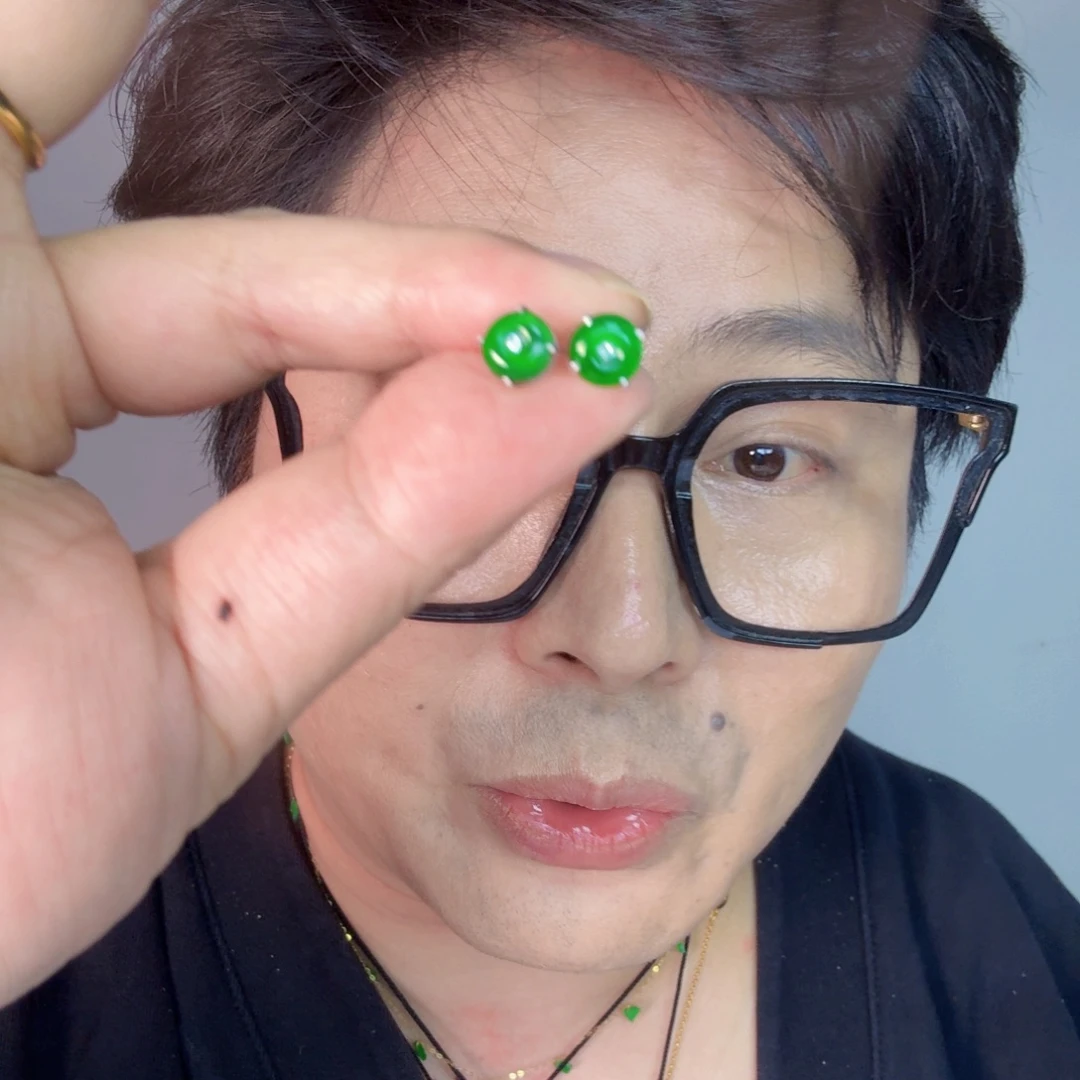 翡翠未镶嵌颈饰一对