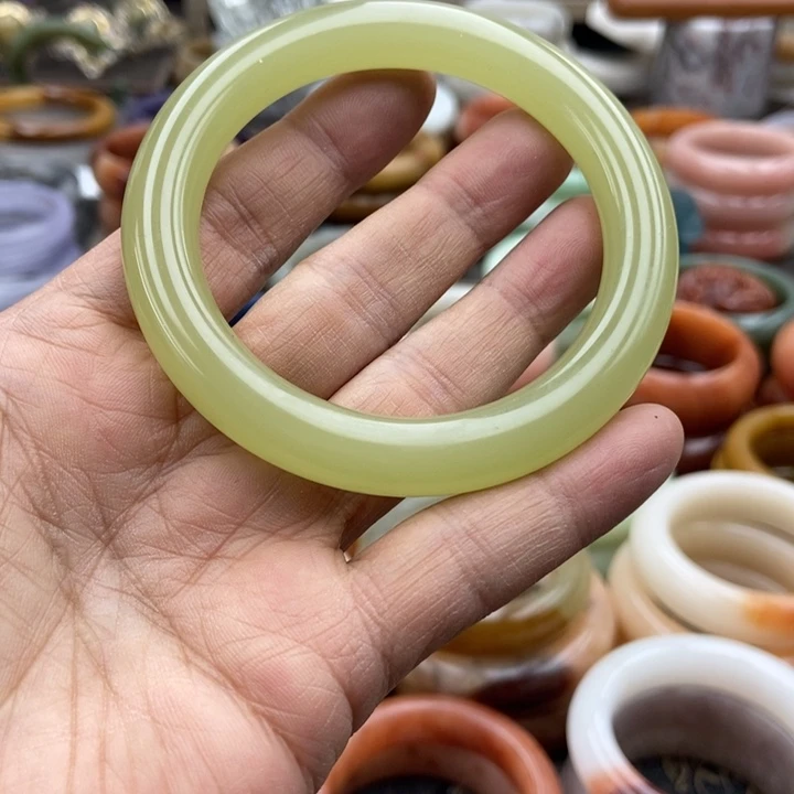 石英岩玉未镶嵌手镯青提