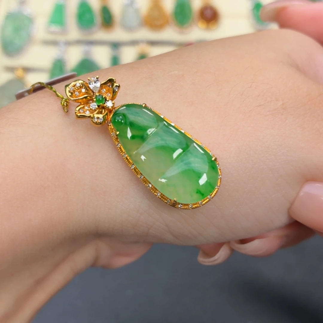 翡翠18K金镶嵌颈饰