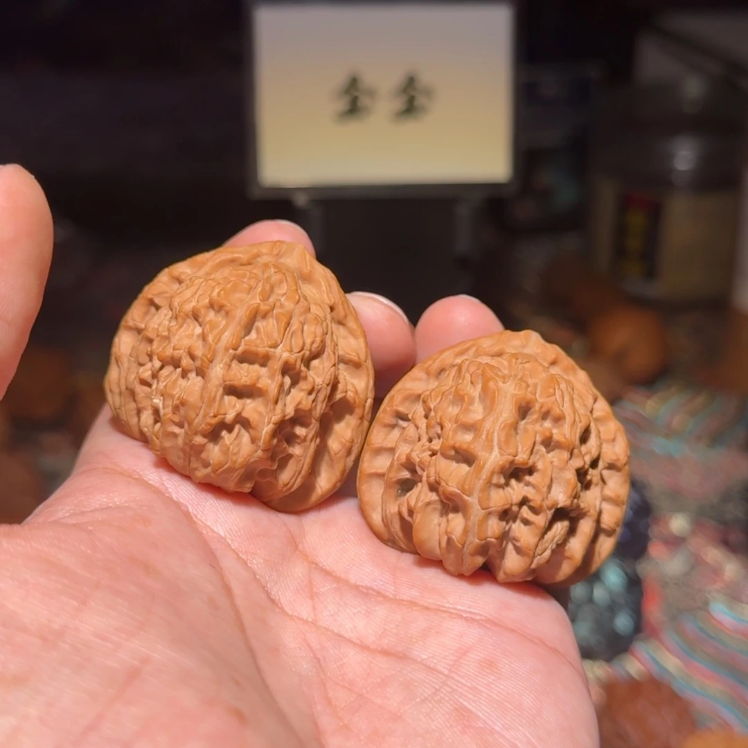 文玩核桃把件1416三角白，尺寸42 42 39